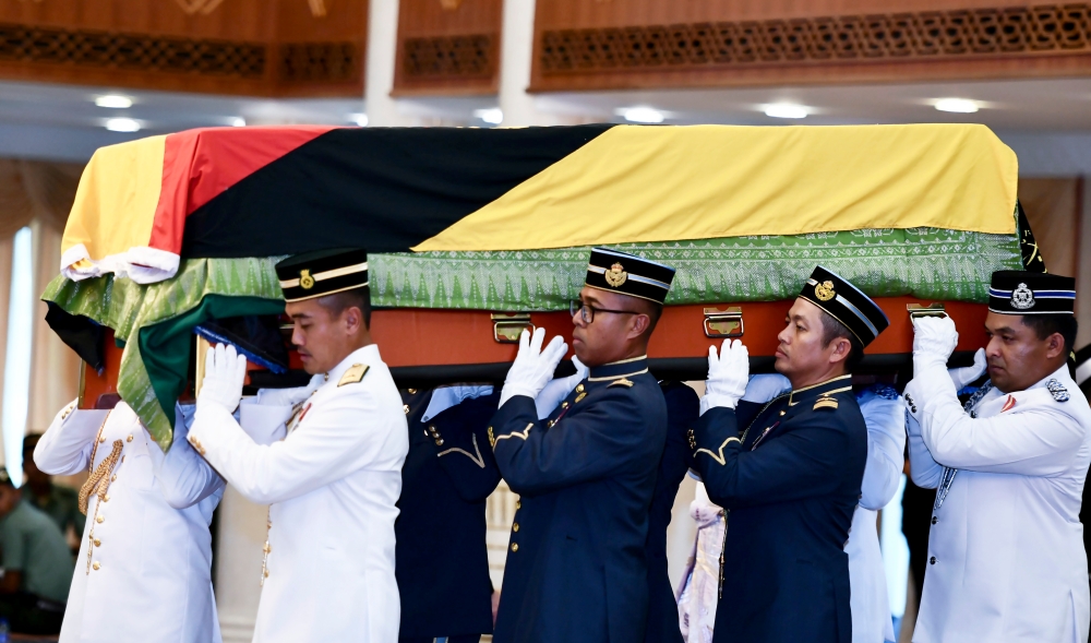 The body of Tun Abdul Taib Mahmud being carried to his residence in Demak Jaya this afternoon, February 21, 2024. — Bernama pic 