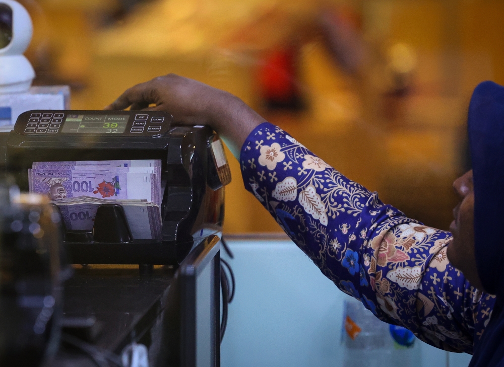 Ringgit ends higher against US dollar as Fed maintains stance | Malay Mail