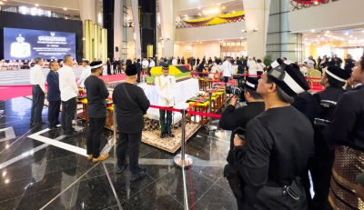 Sombre atmosphere at Sarawak legislative complex as people pay their last respects to Taib