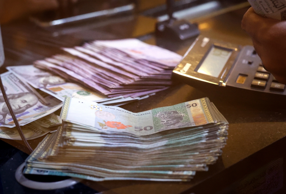 The Malaysian currency slid to its lowest level since the 1998 Asian Financial Crisis yesterday when it traded at 4.79 to the US dollar. ― Bernama pic