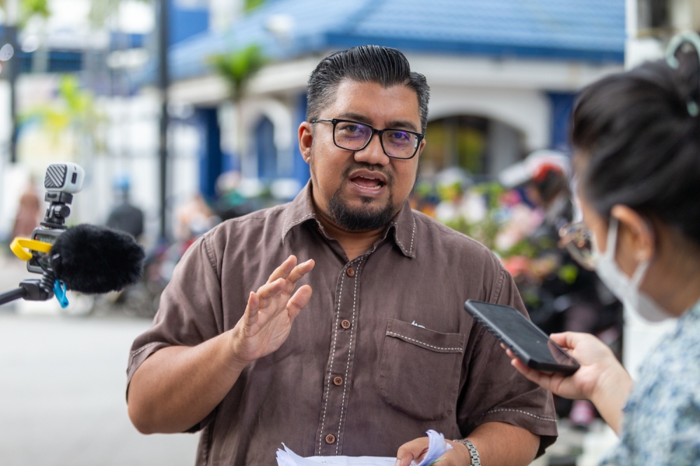 Based on documents obtained by the media, Datuk Farhash Wafa Salvador Rizal Mubarak, in the statement of claim, stated that Badrul Hisham Shaharin or Chegubard had made a defamatory statement at a press conference on November 24 last year stating that he (Farhash) was the director-general of the Malaysian External Intelligence Organisation (MEIO) which runs the national intelligence agency and had all the confidential information on the country’s assets. — Picture by Raymond Manuel