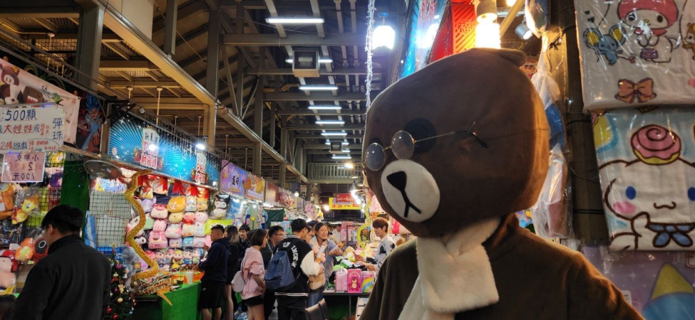 Alleys at the Shilin Night Market might lead you to find more shops filled with fun-fair-like activities. — Picture by Arif Zikri 