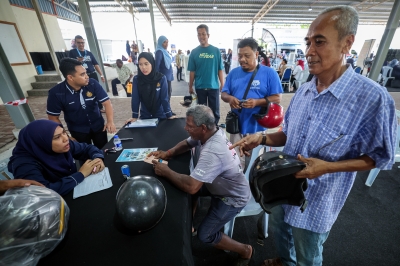 More attractions, cheap sales on second day of central zone Madani Rakyat