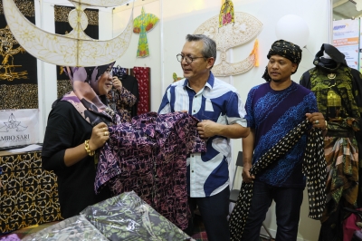 Terengganu declares Sundays as Batik Day - Vimarsana News