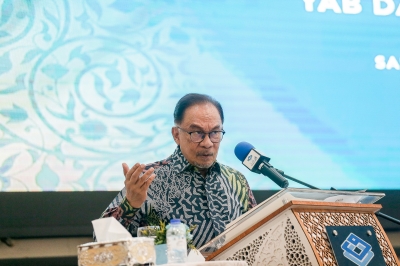 Don't use Ringgit's depreciation as political tool, says Anwar - Vimarsana News