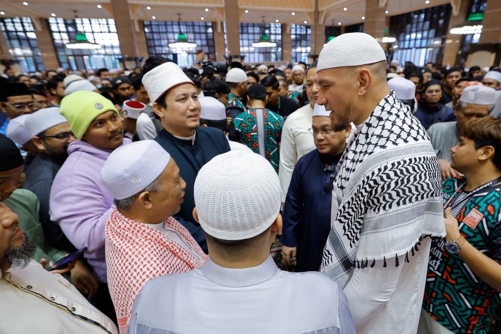 Former All Blacks rugby star Sonny Bill Williams meets fellow worshippers at ‘Solat Subuh Macam Jumaat’ campaign at Masjid Putra in Putrajaya today. — Bernama pic