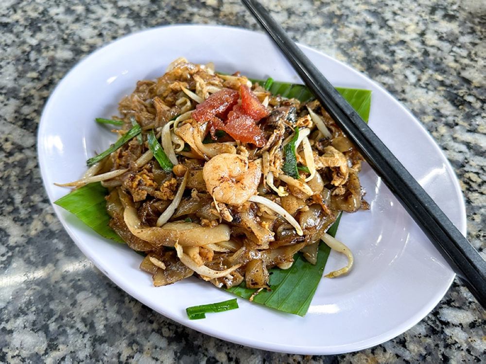 But instead, go for their superb 'char kway teow' which is full of 'wok hei'