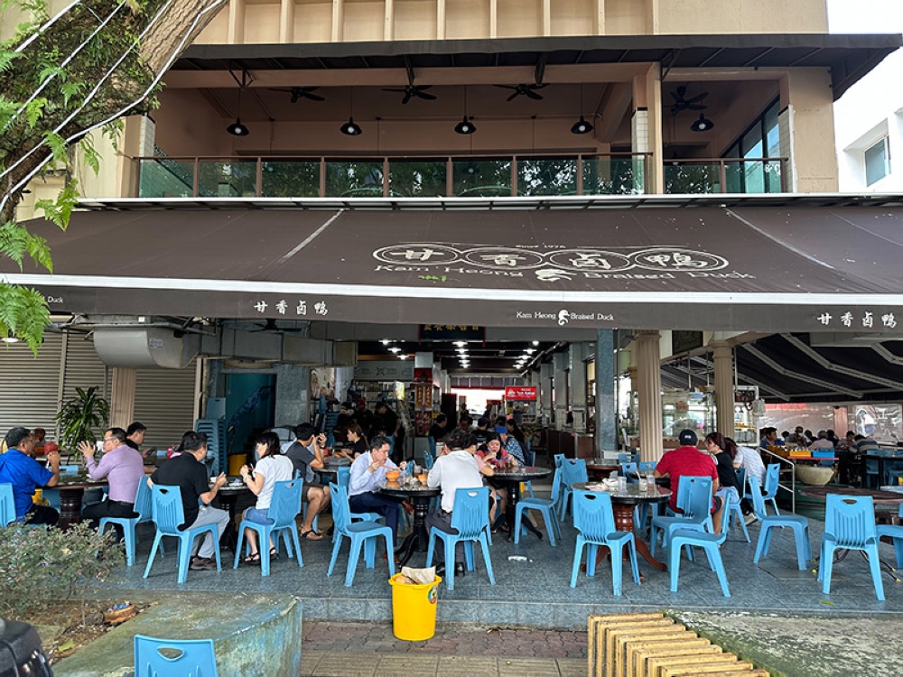 An icon in PJ New Town, this eatery is forever packed with diners