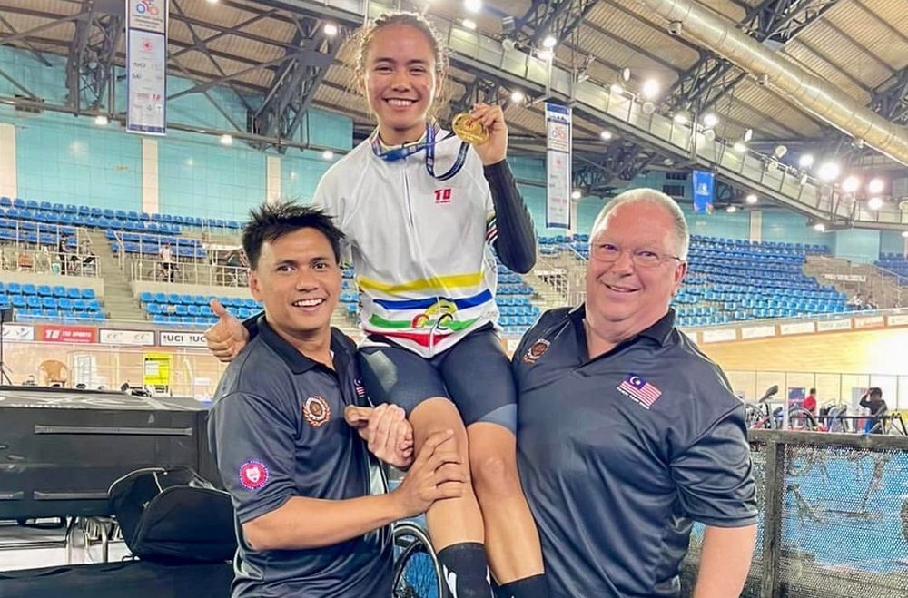 Nurul Izzah’s success on the fifth day of the championship saw her adding more medals to her collection after winning bronze in the women’s sprint event on Friday and silver in the women’s team sprint. — Picture via Facebook