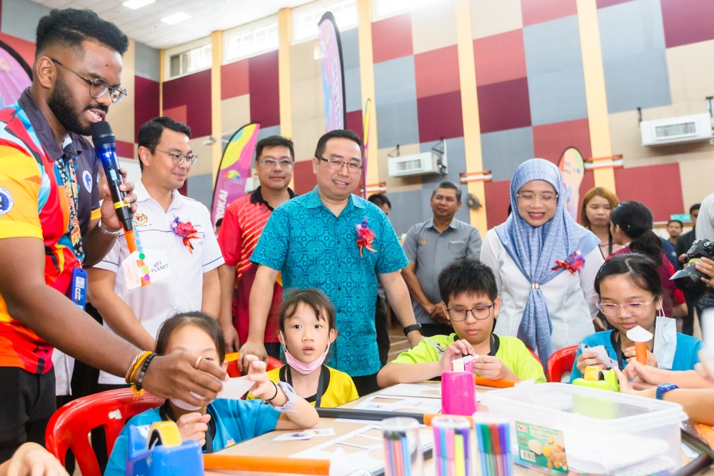 Science, Technology and Innovation Minister Chang Lih Kang at the STEM Camp Programme in Sekolah Jenis Kebangsaan (SJKC) Cina Chen Moh, Petaling Jaya, February 26, 2024. — Picture By Raymond Manuel