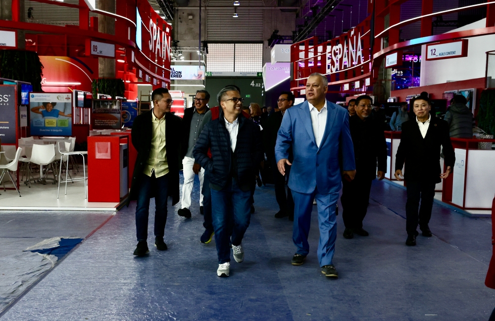 Communications Minister Fahmi Fadzil with Malaysian Communications and Multimedia Commission (MCMC) chairman Tan Sri Mohamad Salim Fateh Din inspecting the preparations for the Malaysian Pavilion at the Mobile World Congress Barcelona 2024 (MWC2024), February 26, 2024. — Bernama pic 
