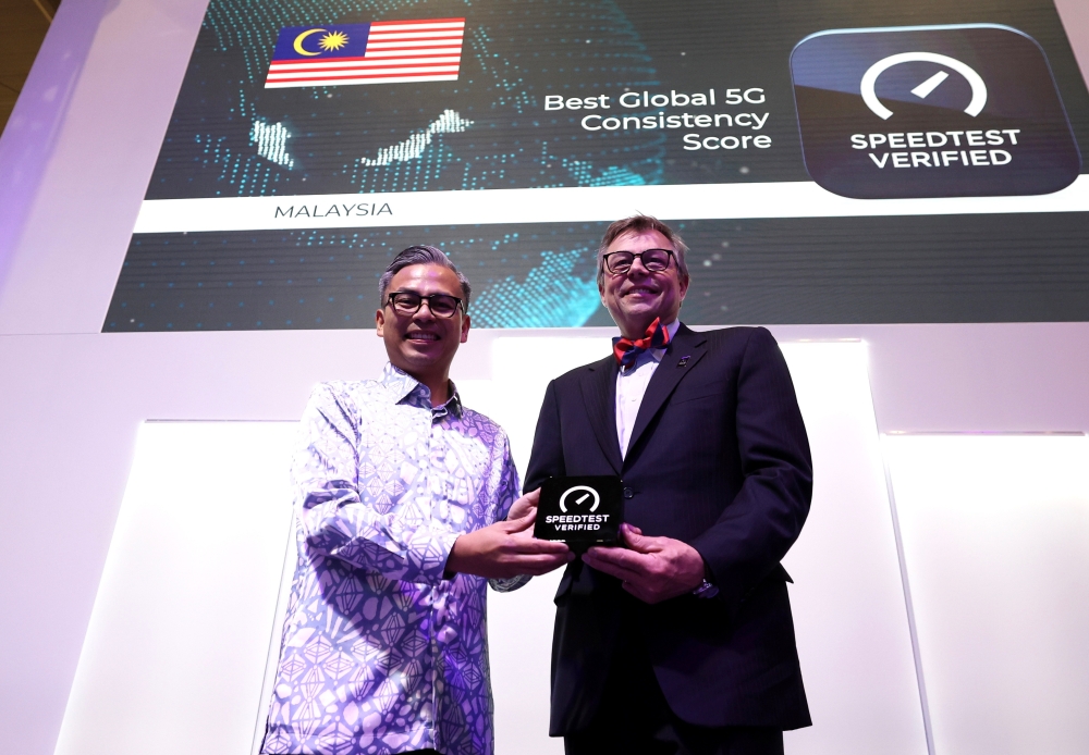 Communications Minister Fahmi Fadzil (left) received the Best Global Consistency Score award by Ookla president and chief executive officer Stephen Bye in a ceremony on the sideline of the Mobile World Congress Barcelona 2024 in Barcelona February 27, 2024. — Bernama pic