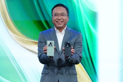 Smartphone makers bet on AI to revive sales