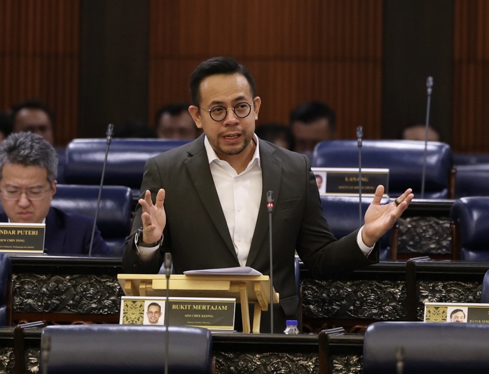 Steven Sim speaks during the Question Time at the Dewan Rakyat today. ― Bernama pic