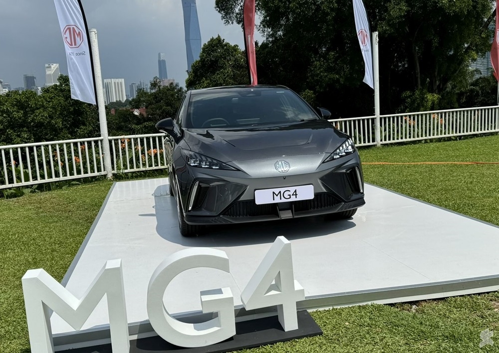The MG4 which is a compact fully electric hatchback that comes with an estimated starting price of just RM104,000. — SoyaCincau pic 