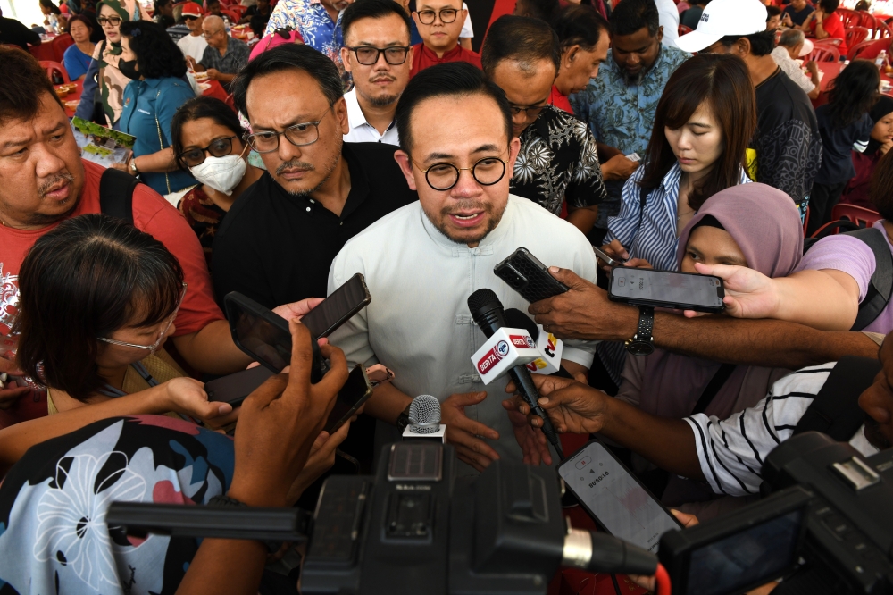 Human Resources Minister Steven Sim Chee Keong said the ministry is expected to table two amendment bills this year to raise the Social Security Organisation insured salary ceiling for workers from RM5,000 to RM6,000. — Bernama pic