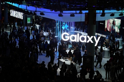 Smartphone makers charge ahead to make better batteries