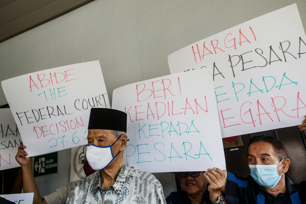 Pensioners are seen holding placards at the Kuala Lumpur High Court Complex February 29, 2024. ― Picture by Hari Anggara