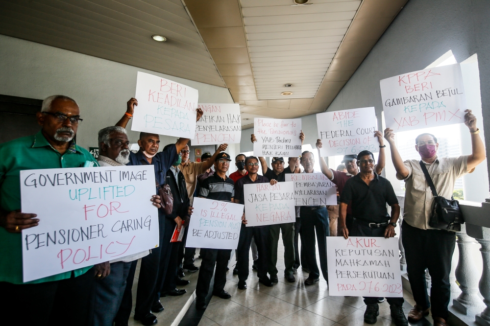 The placards that they held up included messages asking for fairness for pensioners and for the prime minister to help defend their rights for their pension amount to be adjusted, and to appreciate the contributions of pensioners to the country, and asking for the Federal Court’s June 27, 2013 decision to be abided by. ― Picture by Hari Anggara