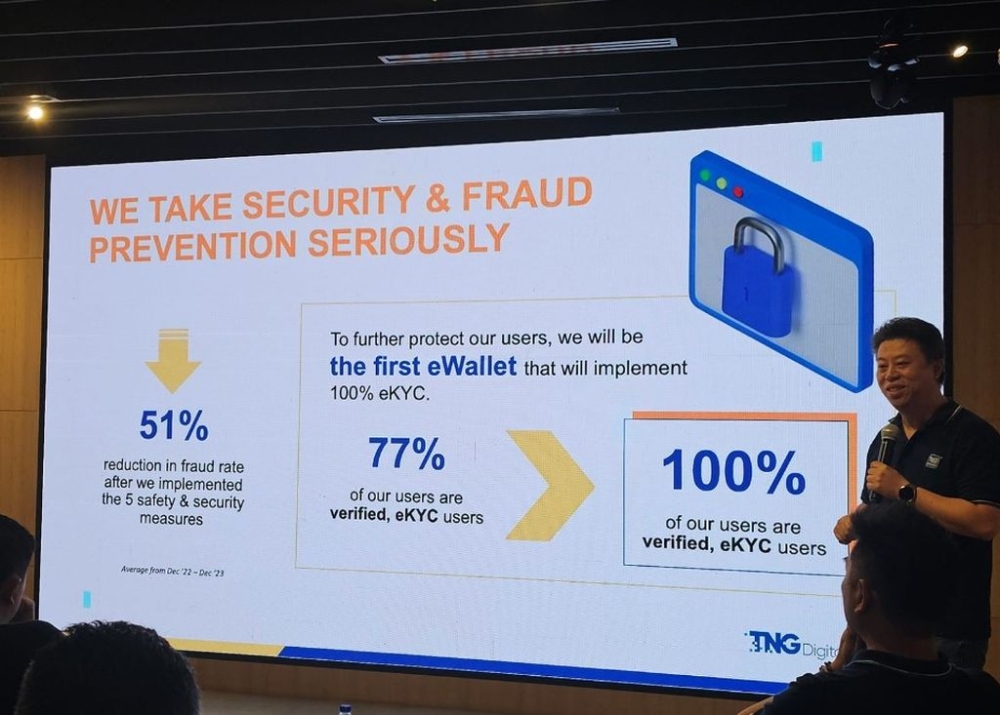 Allan Ni, CEO of TNG sharing information on the eKYC status for Touch ‘n Go eWallet customers. — soyacincau pic