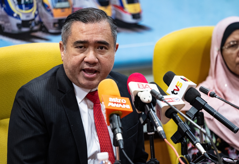 Transport Minister Anthony Loke today said that the Cabinet has decided to reinstate the exemption of the cabotage policy for non-Malaysian vessels to conduct undersea cable repairs. — Bernama pic