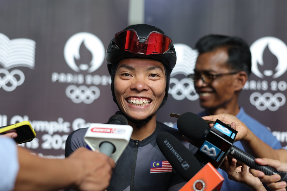 National road-racing cyclist Nur Aisyah Mohamad Zubir speaks to reporters after meeting the Head of the Malaysian Contingent to the Paris 2024 Olympic Games Datuk Hamidin Mohd Amin in conjunction with the sports event at the National Velodrome in Nilai March 1, 2024. — Bernama pic