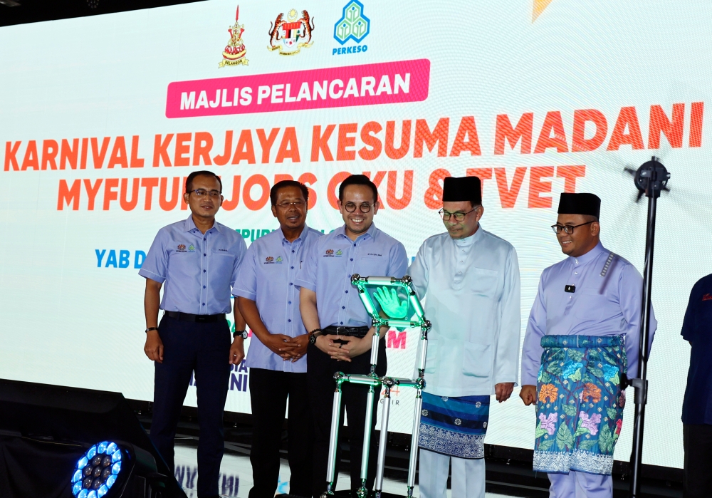 Prime Minister Datuk Seri Anwar Ibrahim (second right) at the launch of the 2024 Employment Support Scheme Incentive in conjunction with the Myfuture Jobs Kesuma Madani OKU and TVET Career Carnival at the Ideal Convention Center (IDCC) Shah Alam, March 1, 2024. Also present were the Minister of Human Resources, Steven Sim Chee Keong (centre) and the Chief Minister of Selangor, Datuk Seri Amirudin Shari (right). — Bernama pic