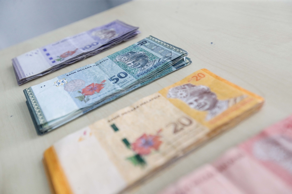 On a Friday-to-Friday basis, the ringgit climbed to 4.7440/7480 against the greenback compared with 4.7750/7795 a week earlier. — Picture by Sayuti Zainudin