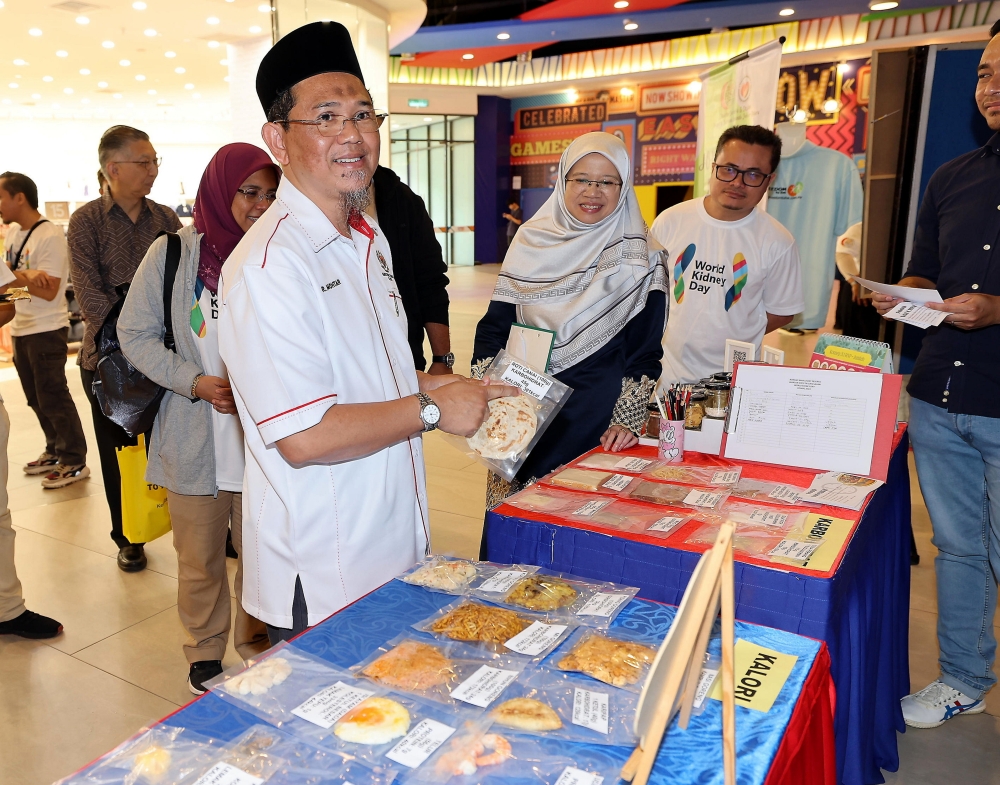 Director of the Johor State Health Department Dr Mohtar Pungut@Ahmad visits the exhibition space after opening the state-level 2024 World Kidney Day at Sunway Big Box Retail Park in Iskandar Puteri March 2, 2024. — Bernama pic