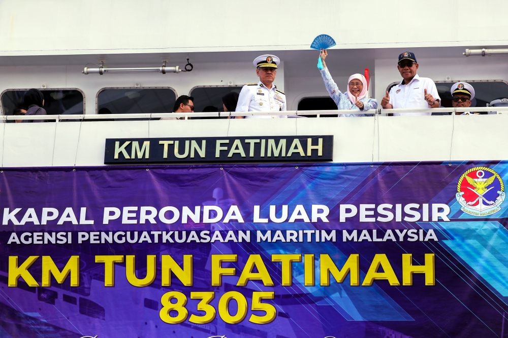 Datuk Seri Dr Wan Azizah Wan Ismail (centre) is seen on board KM Tun Fatimah at the Malaysian Maritime Enforcement Agency (MMEA) vessel’s naming ceremony in Kuching March 2, 2024. Also present are Home Minister Datuk Seri Saifuddin Nasution Ismail (right) and MMEA General Maritime director Vice Admiral Datuk Hamid Mohd Amin (left). — Bernama pic