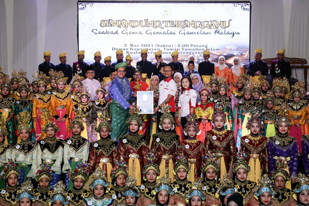 Terengganu Tourism Department director Ahmad Ridzwan Abd Rahman (in blue) receives the Malaysian Book of Records (MBOR) certificate from MBOR representative Nazrul Hafizi (centre) at Dewan Konvensyen Taman Tamadun Islam in Kuala Terengganu March 2, 2024. — Bernama pic
