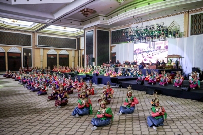 Malaysian Book of Records: 152 young dancers set record for most students in Malay Gamelan dance