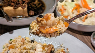 Damansara Perdana’s Táo Restaurant and Bar impresses with the most unusual fried rice that contains… raisins, walnuts and dried peaches!