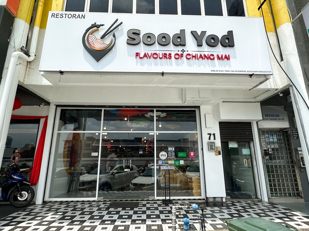 The Thai eatery is located at the row of shophouses that houses Pathlab, which is adjacent to the Damansara-Puchong Expressway (LDP) and right across the Kelana Jaya LRT station.
