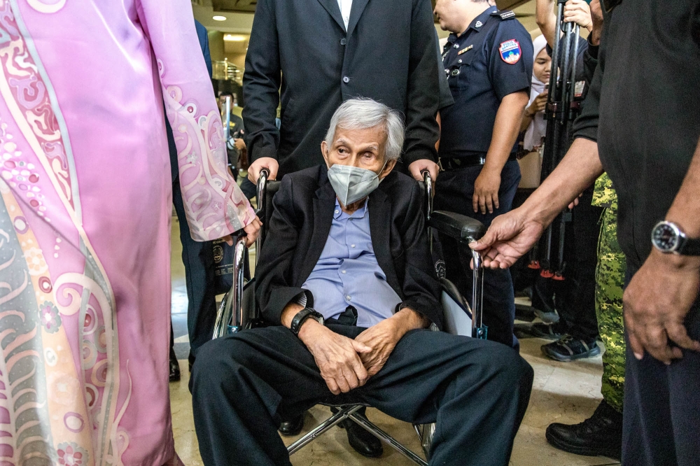 The High Court has rejected Tun Daim Zainuddin’s application to obtain leave for a judicial review to end the MACC’s investigations into his wealth and family and to prevent any charges that may result from them. — Picture by Firdaus Latif