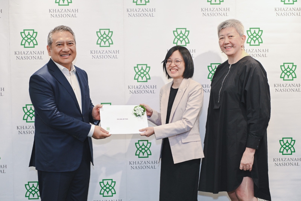 Ida Lim receives the letter of award for the press fellowship from Datuk Amirul Feisal Wan Zahir. On the right is ‘Malay Mail’ executive editor Joan Lau. — Picture courtesy of Khazanah Nasional