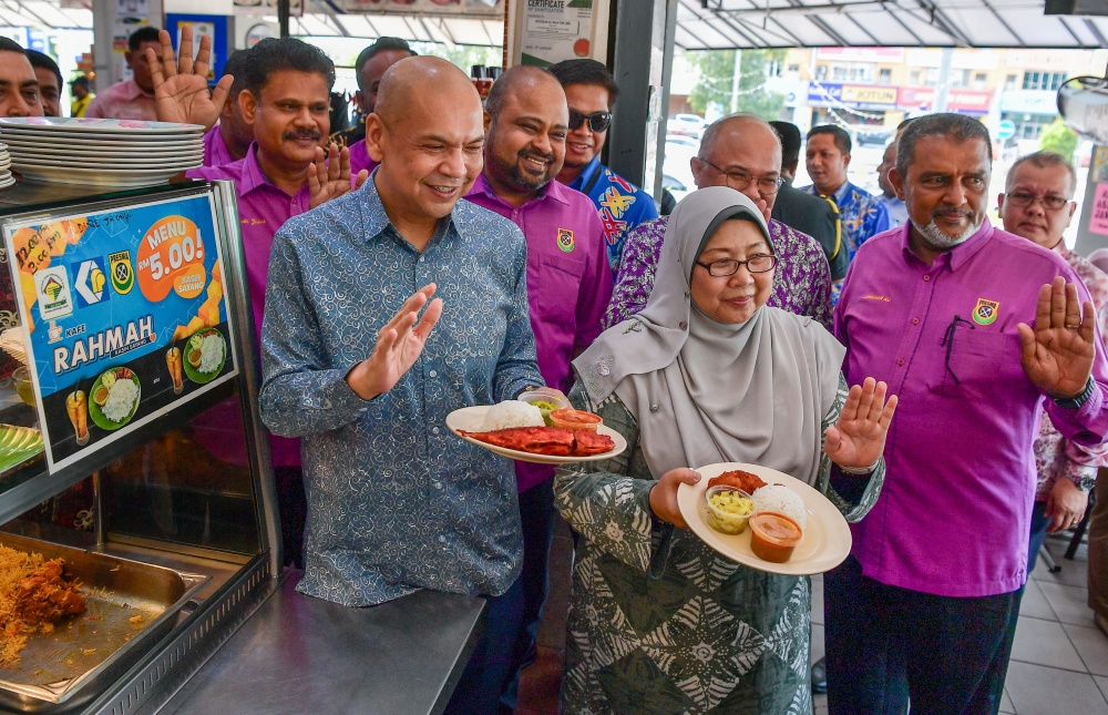 File picture of (then) acting Domestic Trade and Cost of Living Minister Datuk Armizan Mohd Ali and Deputy Minister of Domestic Trade and Cost of Living Fuziah Salleh with a Menu Rahmah meal after the launch of a Special Discount Card in Kuala Lumpur, November 2, 2023. — Bernama pic