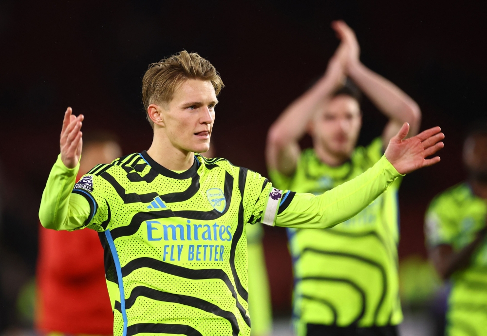 Arsenal hit Sheffield United for six to keep pace with Premier League ...