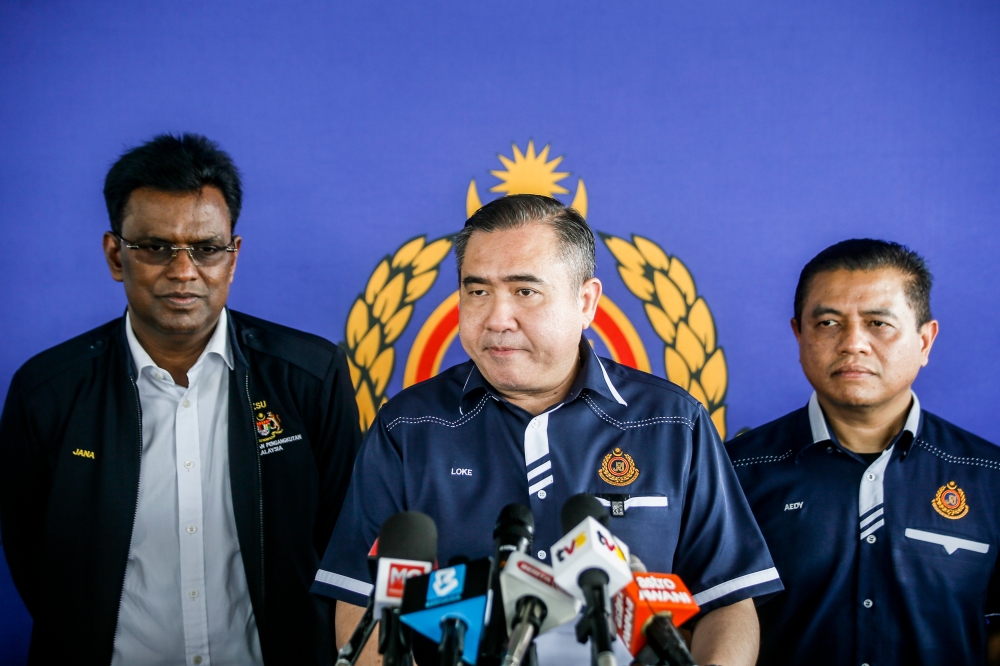 Transport Minister Anthony Loke (centre) speaks during a press conference in Hulu Langat March 5, 2024. ― Picture by Hari Anggara