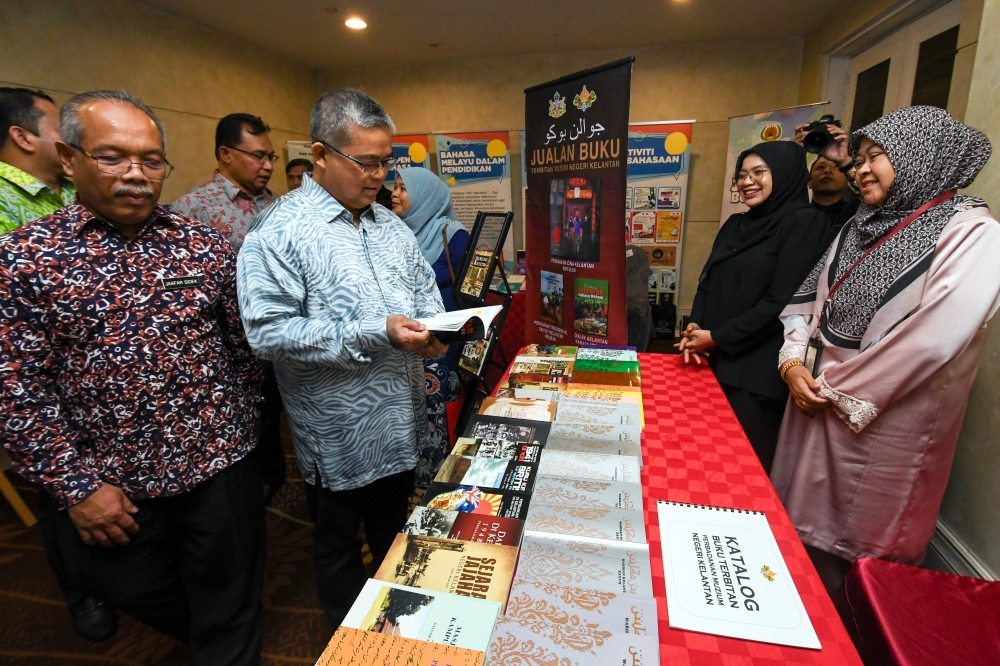 National Unity Minister Datuk Aaron Ago Dagang (2nd, left) visits an exhibit after officiating at the Bicara Bahasa Kolokial: Melestarikan Keberdayaan Bahasa Komuniti ‘Cakno Loghat Kelate’ in Kota Baru, March 5, 2024. — Bernama pic 