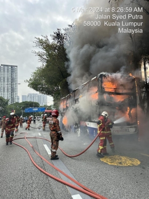 RapidKL bus catches fire along Jalan Syed Putra in Taman Seputeh