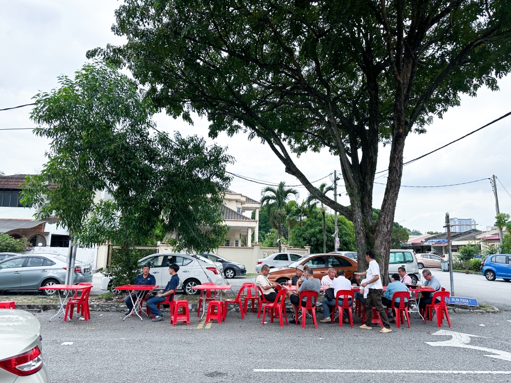 Some patrons prefer the shelter of a big tree that allows them to enjoy the breeze.