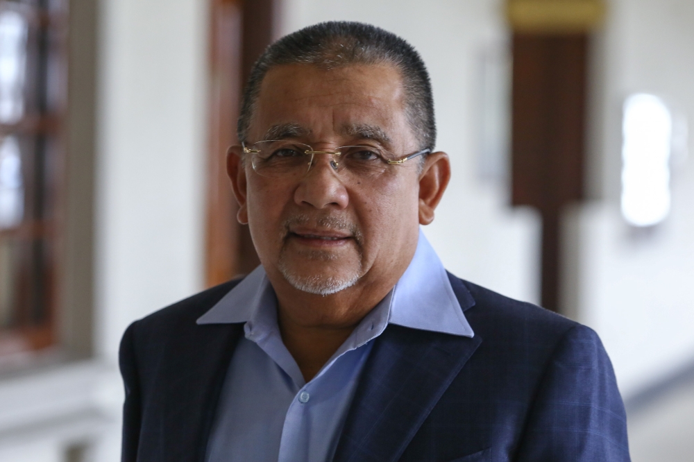Former Felda chairman Tan Sri Mohd Isa Abdul Samad was charged in 2018 with nine counts of dishonestly receiving gratification for himself, in cash totalling RM3,090,000 from Ikhwan Zaidel, who is a board member of Gegasan Abadi Properties Sdn Bhd. — Picture by Yusof Mat Isa