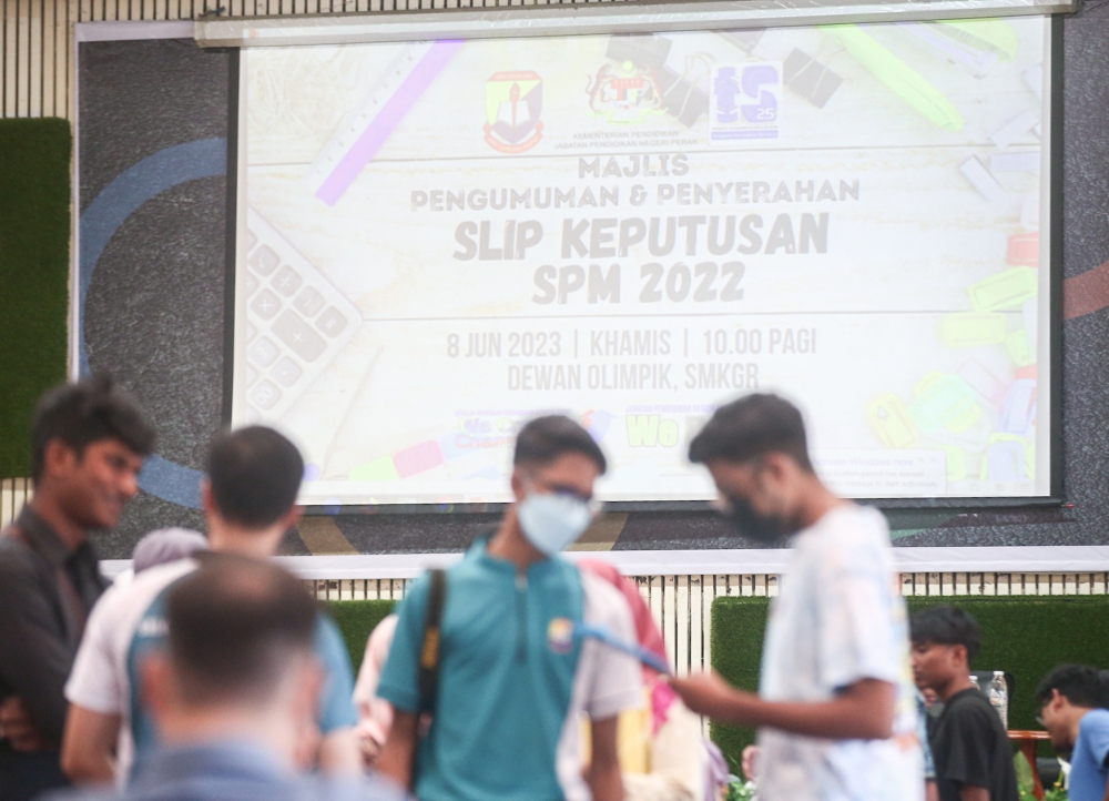 Gunung Rapat students collecting their SPM results at the school hall in Ipoh in 2023. — Picture by Farhan Najib