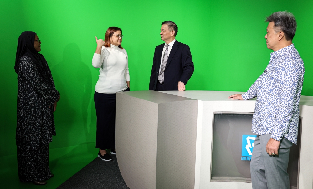 Minister at the Chinese Embassy in Malaysia, Zheng Xuefang is accompanied by Bernama chairman Datuk Seri Wong Chung Wai during his visit to the news agency. — Bernama pic