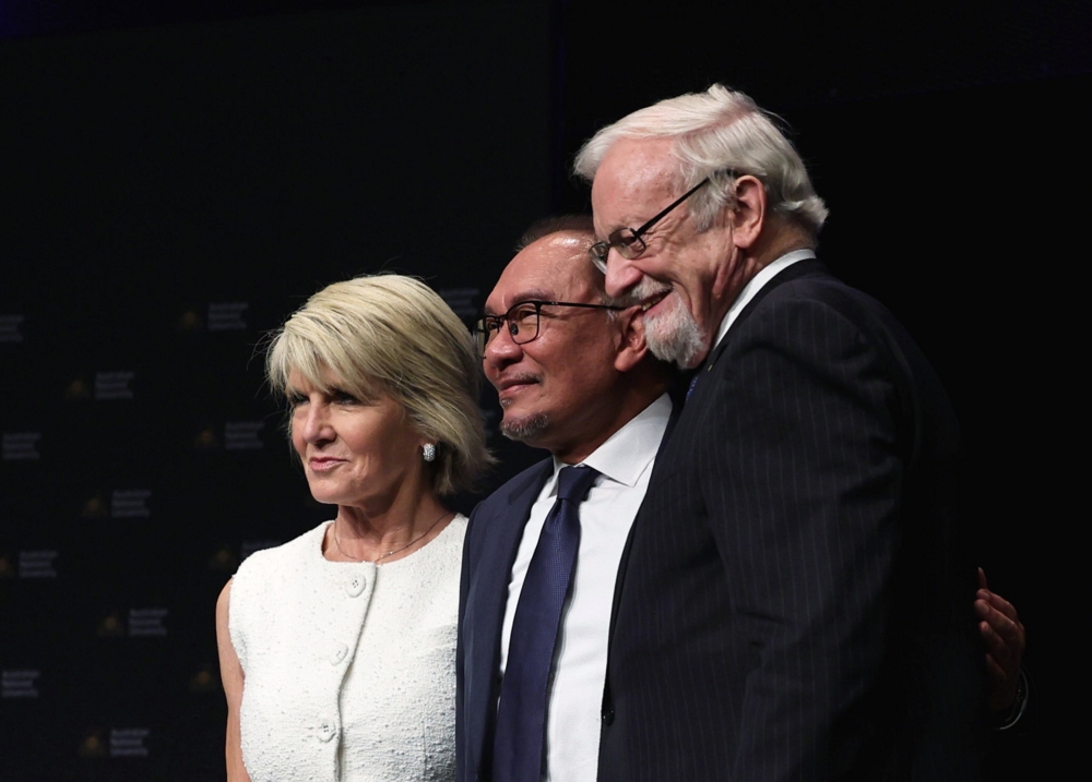 Prime Minister Datuk Seri Anwar Ibrahim with Distinguished Honorary Professor at the Australian National University (ANU), Professor the Honourable Gareth Evans (right) and Deputy Vice-Chancellor (Academic) at Australian National University, Professor Grady Venville (left) after delivering a public lecture at the ANU here today. — Bernama pic