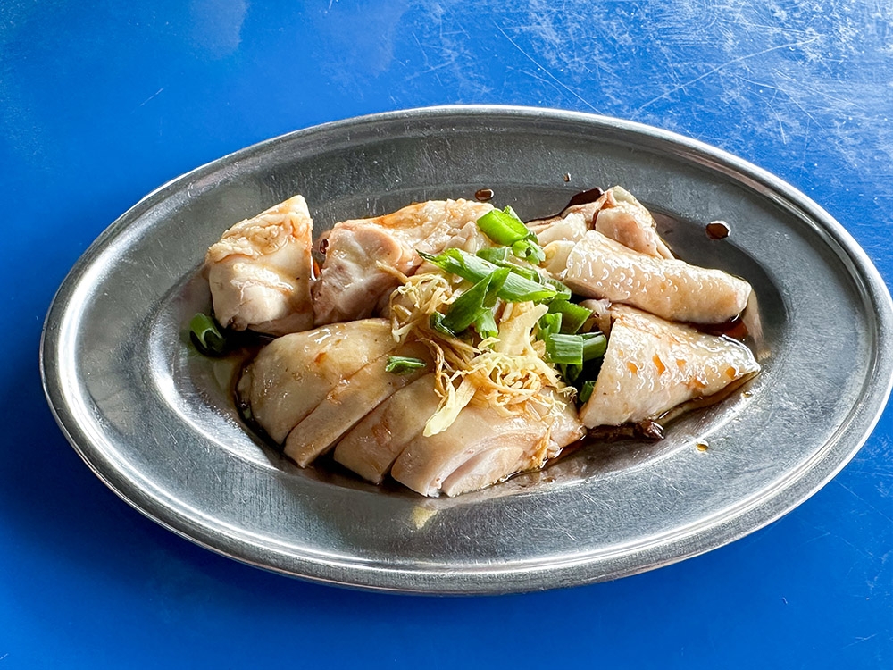 Poached chicken with a slightly firmer texture is lightly doused with soy sauce.
