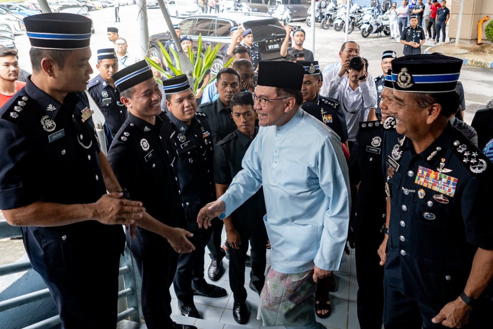 Prime Minister greets police officers at the Putrajaya police headquarters surau, March 8, 2024. — Picture from X/Anwar Ibrahim 