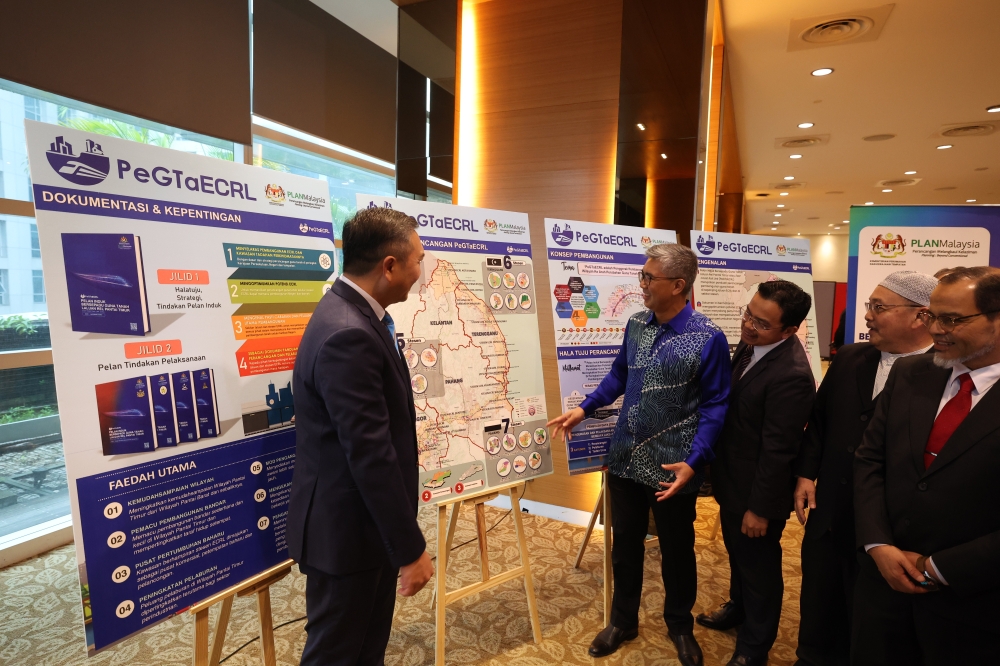 Investment, Trade and Industry Minister Datuk Seri Tengku Zafrul Abdul Aziz during a Seminar on East Coast Rail Link- Economic Accelerator Project (ECRL-EAP) Business and Investment Opportunities at Mida Sentral in Kuala Lumpur, March 8, 2024. — Bernama pic