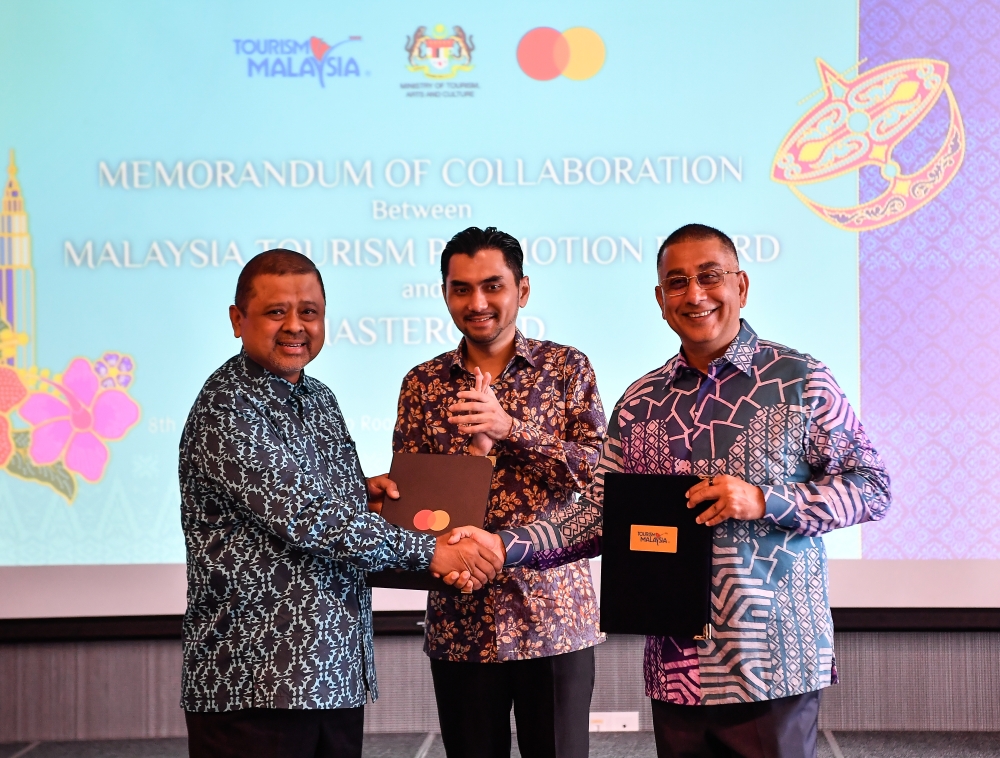 Deputy Tourism, Arts and Culture Minister Khairul Firdaus Akbar Khan (centre) witnesses the exchange of Memorandum of Collaboration between Tourism Malaysia director-general Manoharan Periasamy (left) and Mastercard Division President, South-east Asia Safdar Khan in Kuala Lumpur March 8, 2024. — Bernama pic